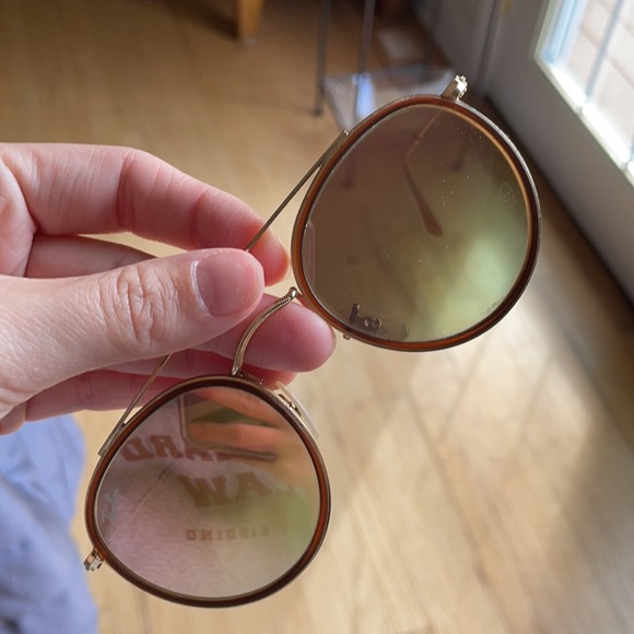 Ray bans in perfect condition with case. - Picture 4 of 4